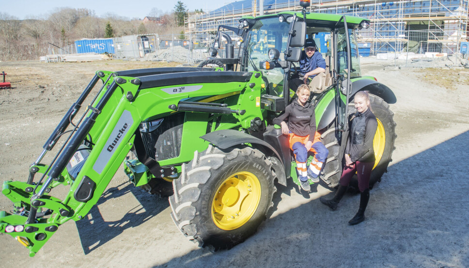 Vg1-elevene Emil Kaldahl Wold (i traktoren), Beatrice Reisch (sittende i midten) og Heidi Ulleberg Bye går alle naturbruk. De sier alle det vil bli et stort pluss at skolen nå starter utdanning av landbruksmekanikere.