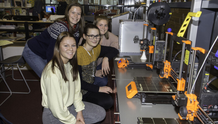 3D-printerne i skaperverkstedet summer og går når elevene har bruk for dem. Her er, fra fremst til bakerst: Lene Husebø, Mathea Ofstad, Emilie Surdal Erland og Eili Susort. Alle fra vg2 interiør og utstillingsdesign. 3D-printerne i skaperverkstedet summer og går når elevene har bruk for dem. Her er, fra fremst til bakerst: Lene Husebø, Mathea Ofstad, Emilie Surdal Erland og Eili Susort. Alle fra vg2 interiør og utstillingsdesign.