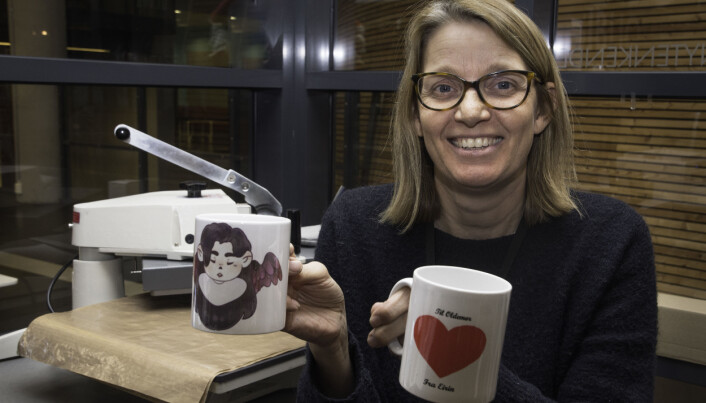 På skaperverkstedet finnes utstyr til lasertrykk på kopper, viser bibliotekar Lena Dommersnes, som veileder i bruk av de digitale hjelpemidlene. På skaperverkstedet finnes utstyr til lasertrykk på kopper, viser bibliotekar Lena Dommersnes, som veileder i bruk av de digitale hjelpemidlene.