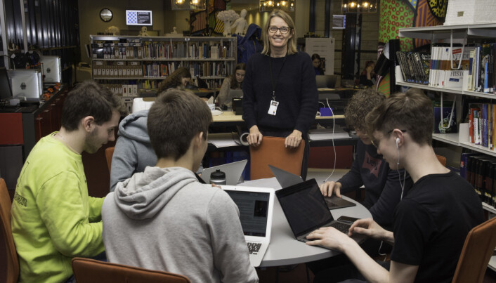 Bibliotekar Lena Dommersnes har aldri hatt så god kontakt med elevene som etter at skaperverkstedet ble opprettet. Bibliotekar Lena Dommersnes har aldri hatt så god kontakt med elevene som etter at skaperverkstedet ble opprettet.
