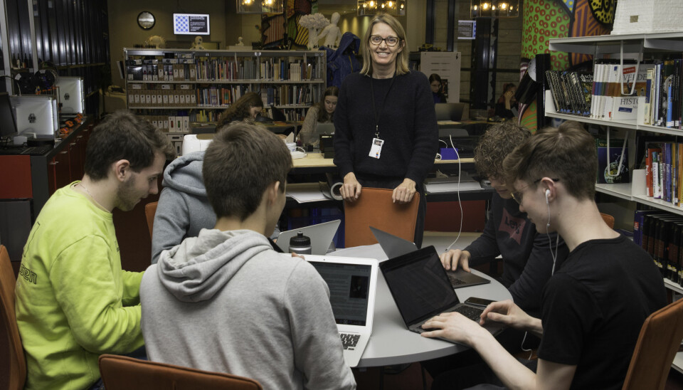 Bibliotekar Lena Dommersnes har aldri hatt så god kontakt med elevene som etter at skaperverkstedet ble opprettet.
