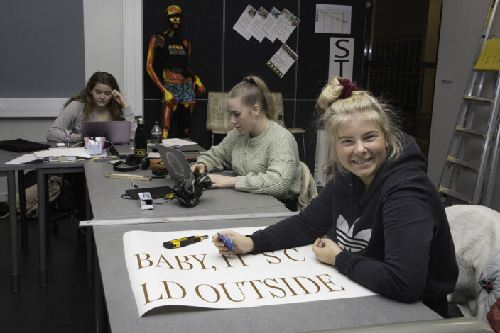 Nora Berge fra vg3 utstillingsdesign med sjablonger til tekst som skal gjøres ferdig. Hun ønsker seg praksis i faget. Nora Berge fra vg3 utstillingsdesign med sjablonger til tekst som skal gjøres ferdig. Hun ønsker seg praksis i faget.