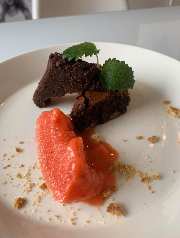 Elevene må dokumentere rettene de lager, og sende til læreren. Her er Oscar Gundersens dessert, brownie med sorbet. Foto: Privat