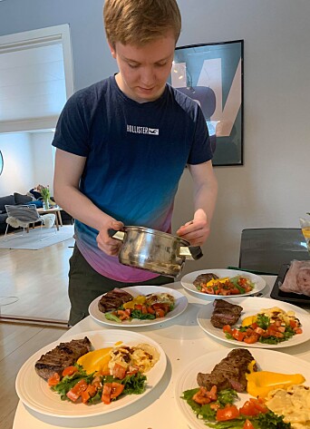 Elev Oscar Gundersen i gang med danderingen hjemme i eget kjøkken. Elev Oscar Gundersen i gang med danderingen hjemme i eget kjøkken.