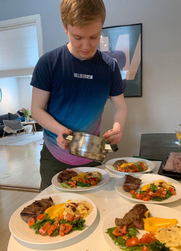 Elev Oscar Gundersen i gang med danderingen hjemme i eget kjøkken.