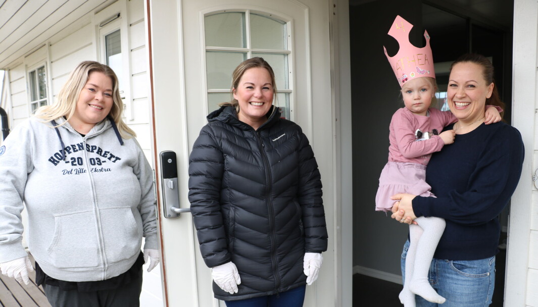 Mathea fikk krone og sang på døra av styrer Anja Flobak-Nilsen (f.v.) og pedagogisk leder Malene Rødø Berg. Det setter også mamma Ida Rogstad (t.h.) pris på. Mathea fikk krone og sang på døra av styrer Anja Flobak-Nilsen (f.v.) og pedagogisk leder Malene Rødø Berg. Det setter også mamma Ida Rogstad (t.h.) pris på.