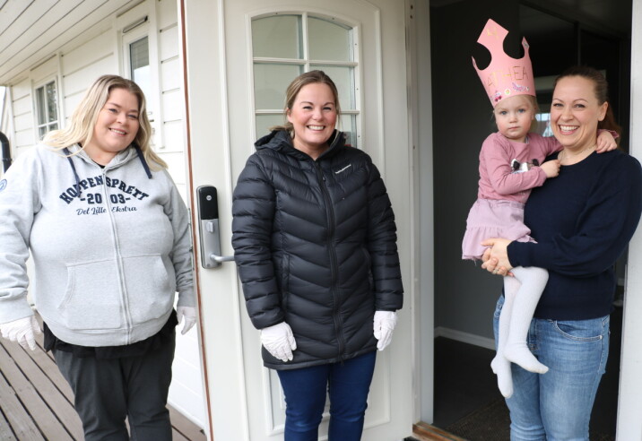 Mathea fikk krone og sang på døra av styrer Anja Flobak-Nilsen (f.v.) og pedagogisk leder Malene Rødø Berg. Det setter også mamma Ida Rogstad (t.h.) pris på.