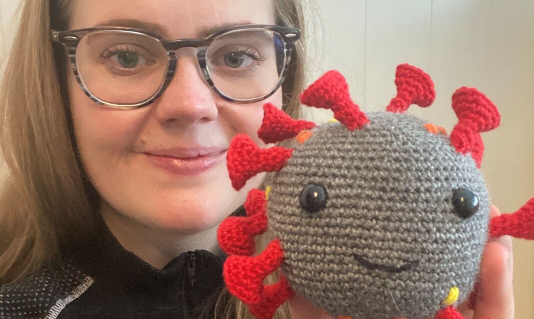 Sunniva Fjelldal får masse forespørsler om det lille heklede korona-viruset. Sunniva Fjelldal får masse forespørsler om det lille heklede korona-viruset.