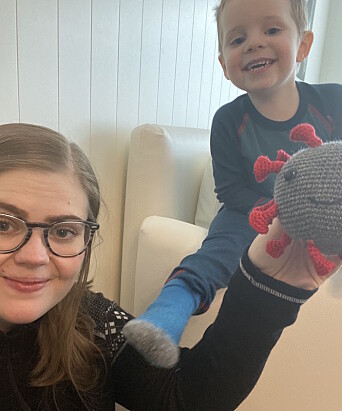 Mamma Sunniva Fjelldal med sønnen Mateho (3,5 år) - og lille, ufarlige korona. Mamma Sunniva Fjelldal med sønnen Mateho (3,5 år) - og lille, ufarlige korona.