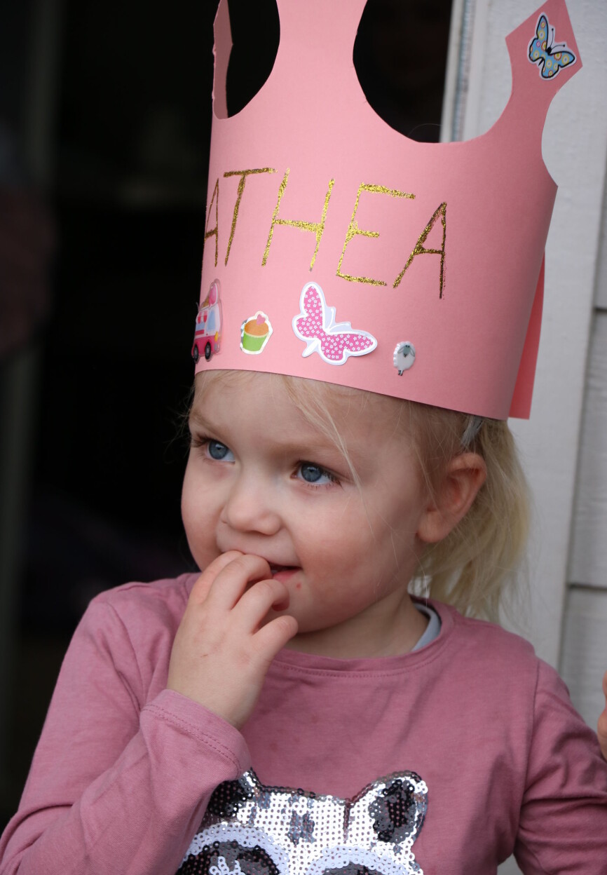 Vanligvis løper Mathea (4) og gir styrer Anja Flobak-Nilsen og pedagogisk leder Malene Rødø en klem i barnehagen, men blir sjenert av å se dem med bursdagskronen hjemme på trappa.