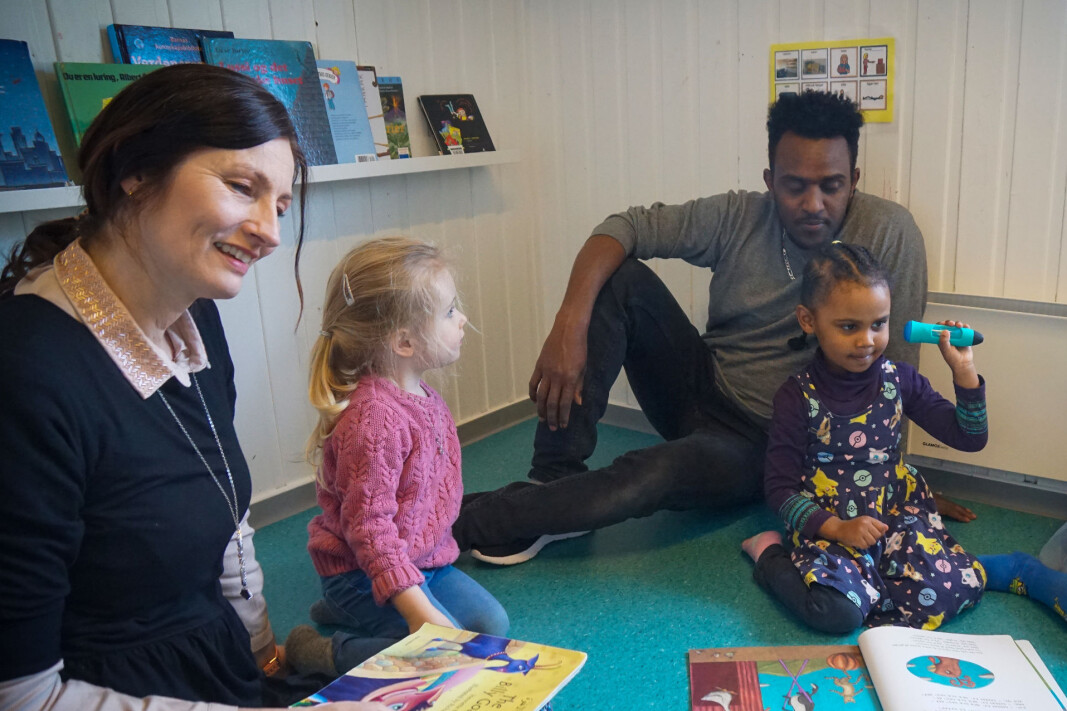Pedagogisk leder Trine Hoftvedt og barnehageassistent
Mhreteab Weldeselassie bruker eventyr og «snakkende
penn» i språkopplæringen. Med «snakkende penn» kan barna lytte til ord og uttrykk på morsmål og norsk. Her med Pernille og Rahaf. Pedagogisk leder Trine Hoftvedt og barnehageassistent
Mhreteab Weldeselassie bruker eventyr og «snakkende
penn» i språkopplæringen. Med «snakkende penn» kan barna lytte til ord og uttrykk på morsmål og norsk. Her med Pernille og Rahaf.