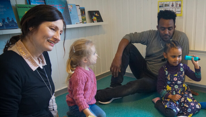 Pedagogisk leder Trine Hoftvedt og barnehageassistent 
Mhreteab Weldeselassie bruker eventyr og «snakkende 
penn» i språkopplæringen. Med «snakkende penn» kan barna lytte til ord og uttrykk på morsmål og norsk. Her med Pernille og Rahaf.