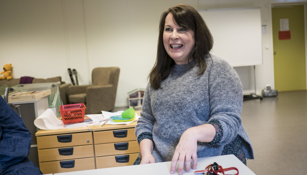 Beate Ueland, spesialpedagog i norsk, mener
veiledningsmateriellet er mye å sette seg inn i.
– I norsk bearbeider jeg materialet for lærerne og
foreslår tiltak for hele trinn og enkeltelever. Beate Ueland, spesialpedagog i norsk, mener
veiledningsmateriellet er mye å sette seg inn i.
– I norsk bearbeider jeg materialet for lærerne og
foreslår tiltak for hele trinn og enkeltelever.