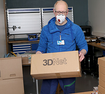 Denne pappesken er full av visir som Bård Krog Vinge har laget inne på laboratoriet. Denne pappesken er full av visir som Bård Krog Vinge har laget inne på laboratoriet.
