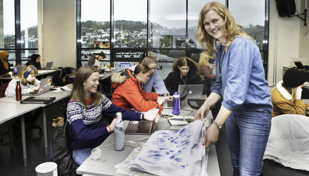 Avdelingsleder Åshild Lundetræ Fidje sammen med Eili Susort og resten av hennes klasse på vg2 interiør og utstillingsdesign. Avdelingsleder Åshild Lundetræ Fidje sammen med Eili Susort og resten av hennes klasse på vg2 interiør og utstillingsdesign.