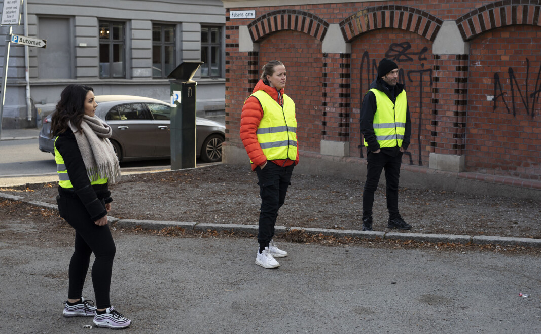 Bydelskontaktene på Gründerløkka, Salima, Ingunn og Gunnar, jobber utendørs for tiden. Bydelskontaktene på Gründerløkka, Salima, Ingunn og Gunnar, jobber utendørs for tiden.