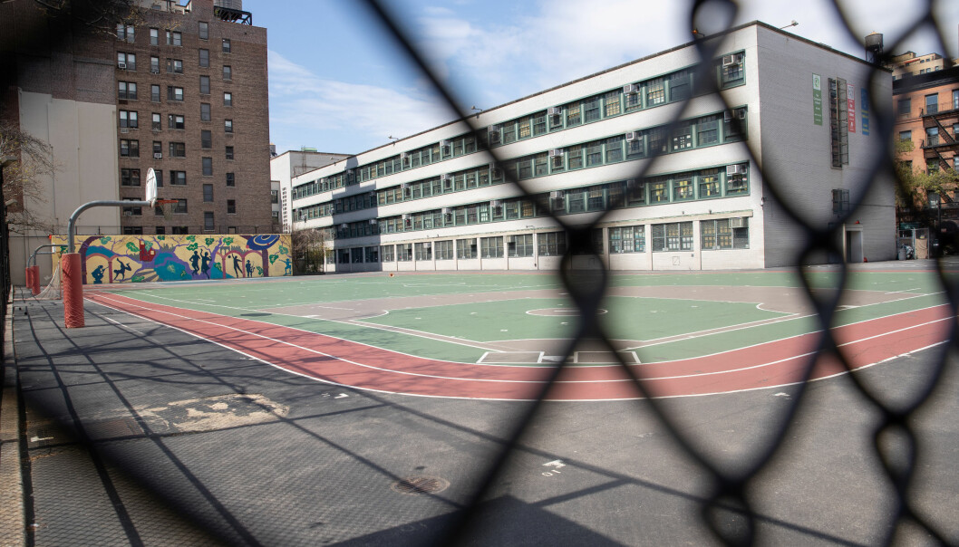 En tom skolegård ved Anderson School i New York. Skolene i den amerikanske storbyen er nå stengt til september. Foto: REUTERS/Jeenah Moon