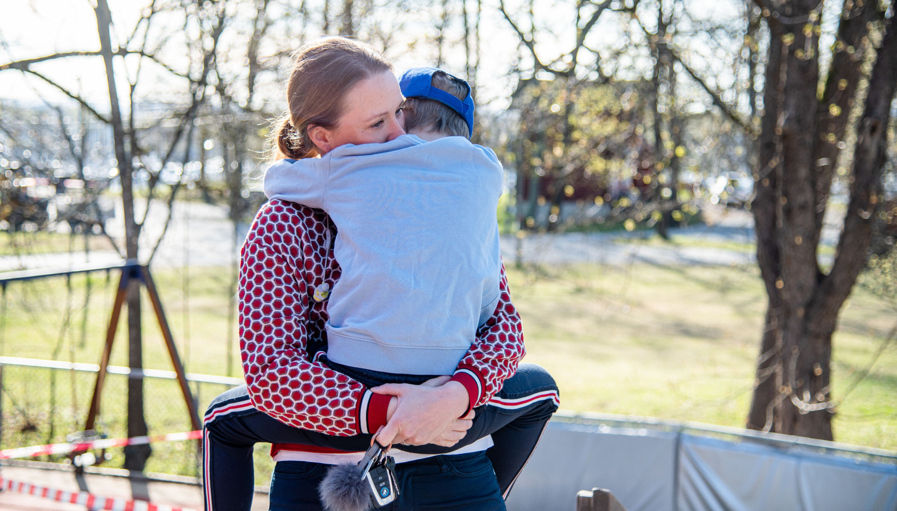 Eivind vil ha en god klem før mamma drar. – Nå er det lenge siden sist vi sa ha det, sier moren Kaja.