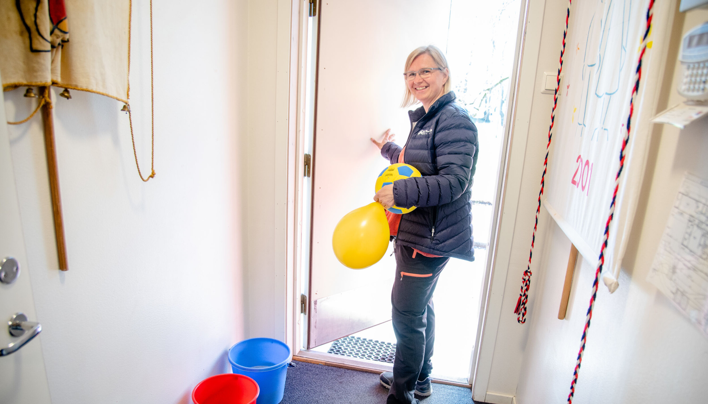Vaskebøttene med grønnsåpe står klare for at Turid de Besche og de andre ansatte kjapt og lett kan vaske der det trengs.