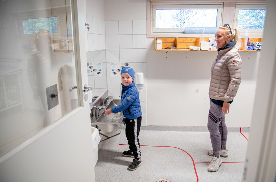 Aksel Holst Marti og mamma Hanne Holst vasker henda nøye, som de har lært. FOTO: JOAKIM S. ENGER