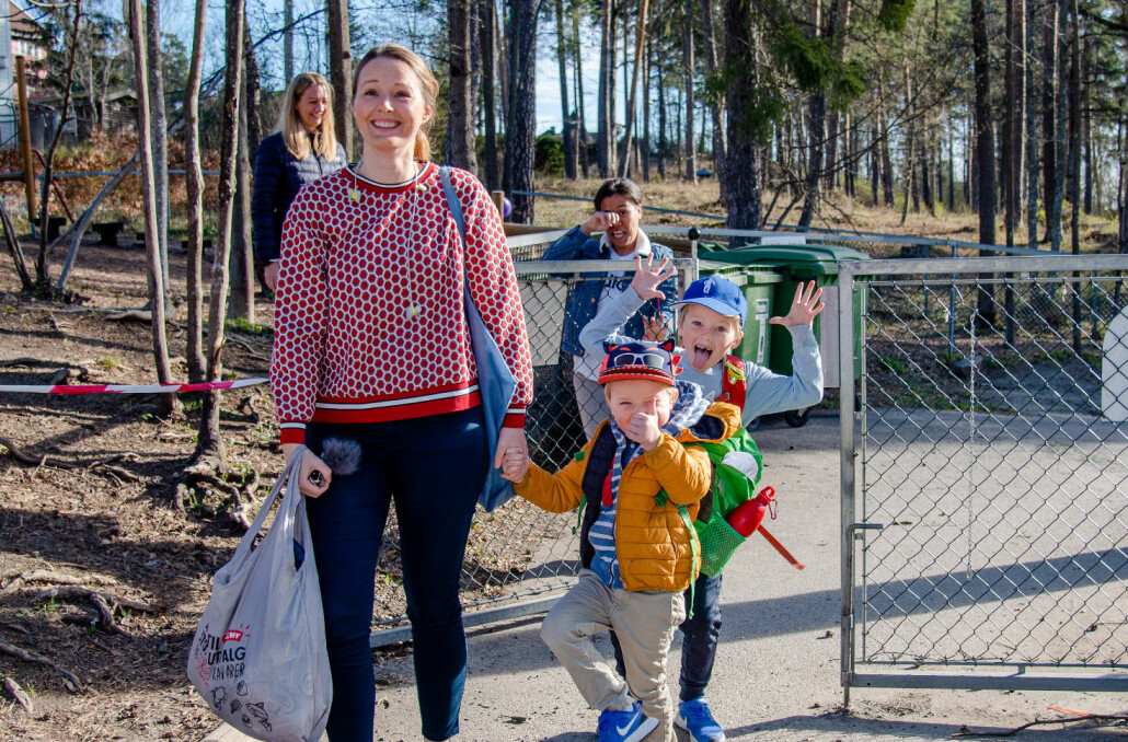 Mamma Kaja Skovrup med sønnene Eivind (blå caps) og Olav Grinde Skovrup er endelig tilbake i barnehagen. FOTO: JOAKIM S. ENGER