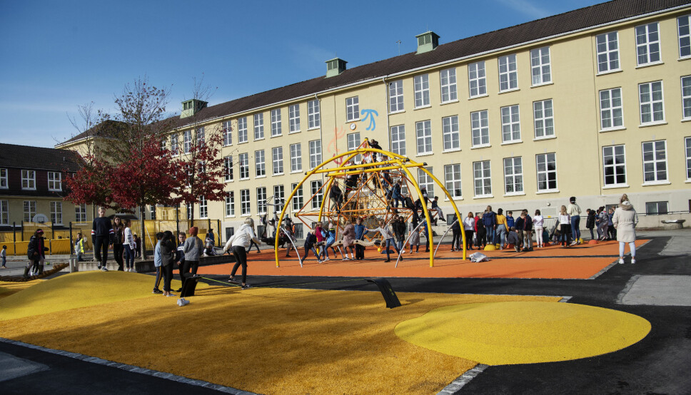 Kampen skole i Stavanger har fått oppgradert skolegården, men størrelsen er den samme. Skolen er en klassisk byskole med bygg i hesteskoform rundt en nokså liten skolegård.