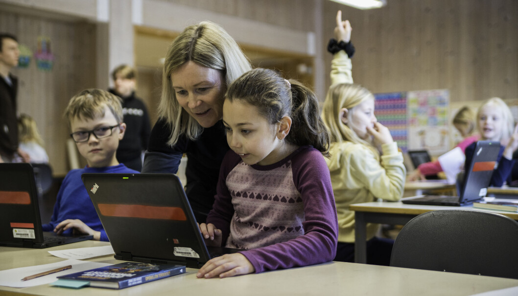 Det kan være greit å få litt hjelp til å forstå oppgaven. Monika Gontarz får noen hint av lærer Berit Høiseth. Til venstre sitter Fredrik Ramberghaug og funderer. Det kan være greit å få litt hjelp til å forstå oppgaven. Monika Gontarz får noen hint av lærer Berit Høiseth. Til venstre sitter Fredrik Ramberghaug og funderer.