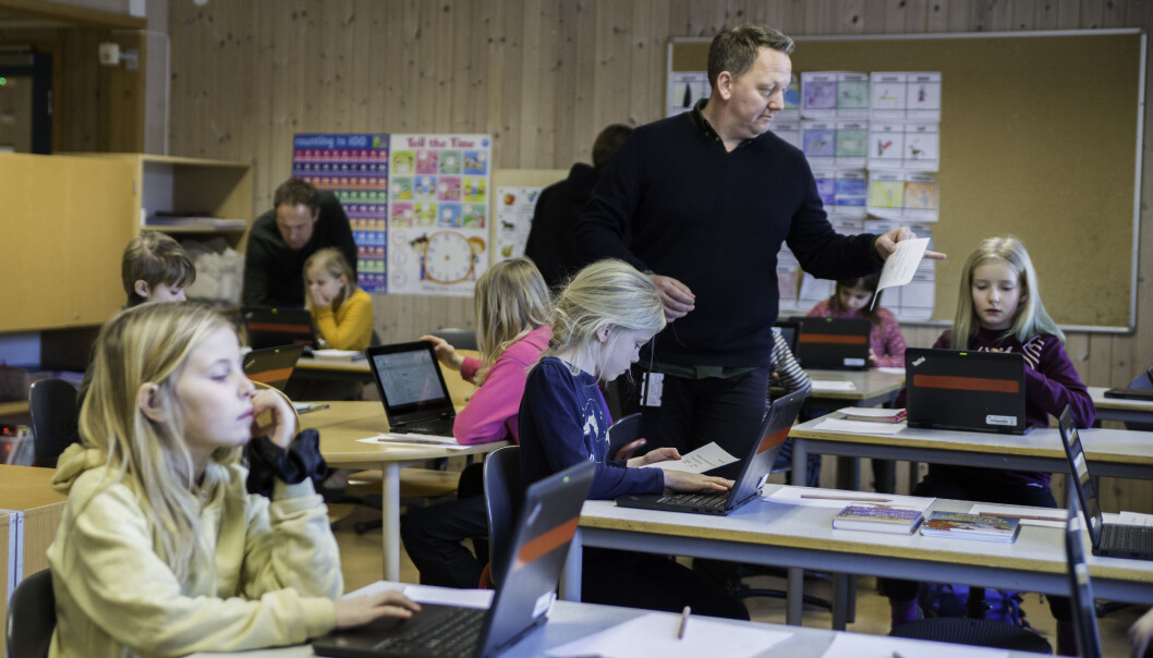 Stian Tømmerdal fra Matematikksenteret er med på utprøvingen ved Vikåsen skole. Tredjeklassingene tar oppgaven med å teste ut den adaptive prøven alvorlig. Stian Tømmerdal fra Matematikksenteret er med på utprøvingen ved Vikåsen skole. Tredjeklassingene tar oppgaven med å teste ut den adaptive prøven alvorlig.