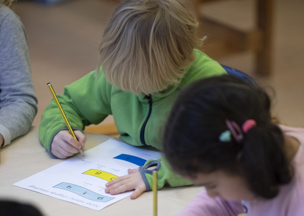 Lærere har lært mye om digitale utstyr og læremidler, men i den første perioden med fysisk skole anbefaler forsker at teknologien legges litt bort. foto: Lærere har lært mye om digitale utstyr og læremidler, men i den første perioden med fysisk skole anbefaler forsker at teknologien legges litt bort. foto: