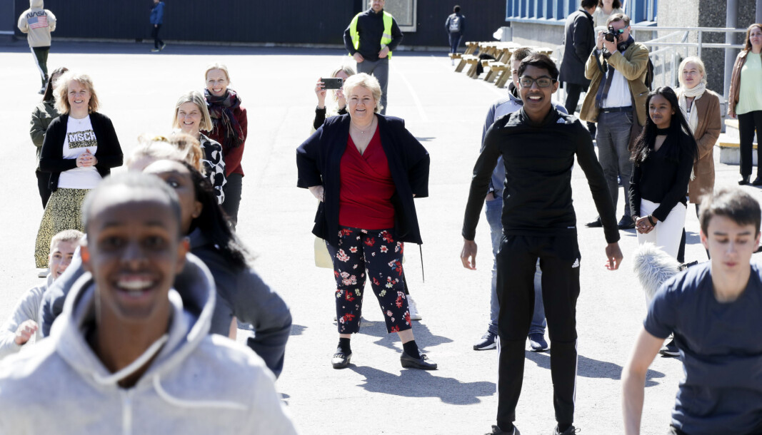 Statsminister Erna Solberg (H) og kunnskaps- og integreringsminister Guri Melby (V) besøkte 10. trinn på Apalløkka skole.
Foto: Vidar Ruud / NTB scanpix Statsminister Erna Solberg (H) og kunnskaps- og integreringsminister Guri Melby (V) besøkte 10. trinn på Apalløkka skole.
Foto: Vidar Ruud / NTB scanpix