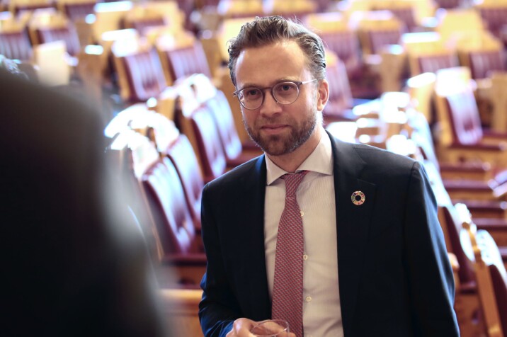 OKommunalminister Nikolai Astrup (H) før den muntlige spørretimen i Stortinget onsdag.