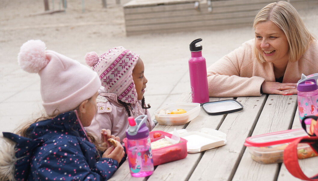 Maya og Judi forklarer Melby om koronadagene. Maya og Judi forklarer Melby om koronadagene.