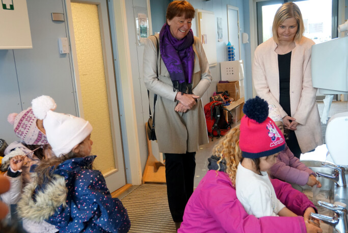 Vaskingen går som en lek synes, Judi, Michelle, Maya og Asiya. Vaskingen går som en lek synes, Judi, Michelle, Maya og Asiya.