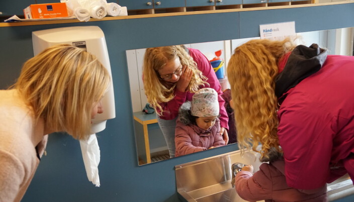 Asiya viser Melby at hun er blitt vant til vasking. Asiya viser Melby at hun er blitt vant til vasking.