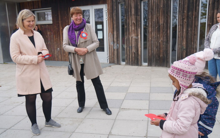 Judi og Michelle har laget 17-mai-sløyer. Judi og Michelle har laget 17-mai-sløyer.