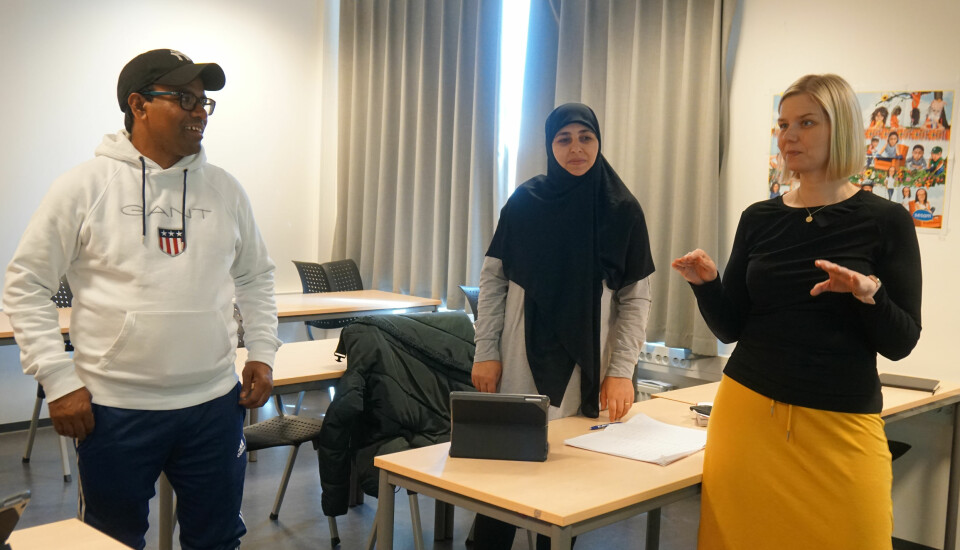 Mohammed Liton og Aisha Almohamad sier til Melby at det er lettere å lære norsk på skolen enn hjemme.