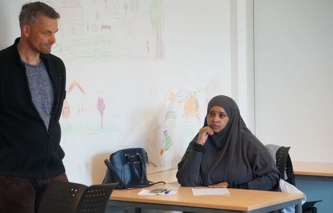 Lokalpolitiker Bjørn Ivar Gran får vite at student Farah Casoowe foreløpig mistet praksisplassen sin da Thon-hotellet hun jobber på stengte ned. Lokalpolitiker Bjørn Ivar Gran får vite at student Farah Casoowe foreløpig mistet praksisplassen sin da Thon-hotellet hun jobber på stengte ned.