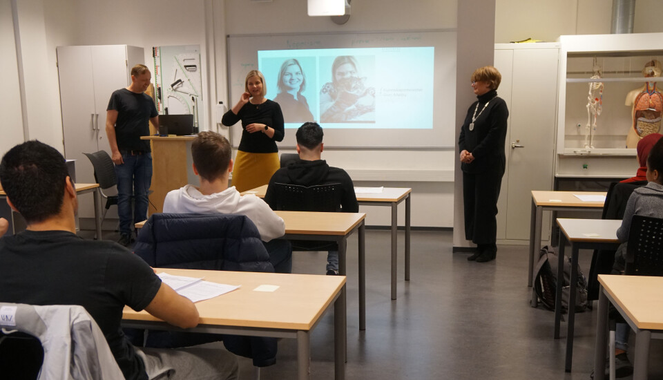 Guri Melby og Lørenskog-ordfører Ragnhild Bergheim (Ap) på besøk i kombinasjonsklassen.