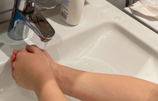 FHI frykter for håndeksem - anbefaler at ungene vasker hendene sjeldnere