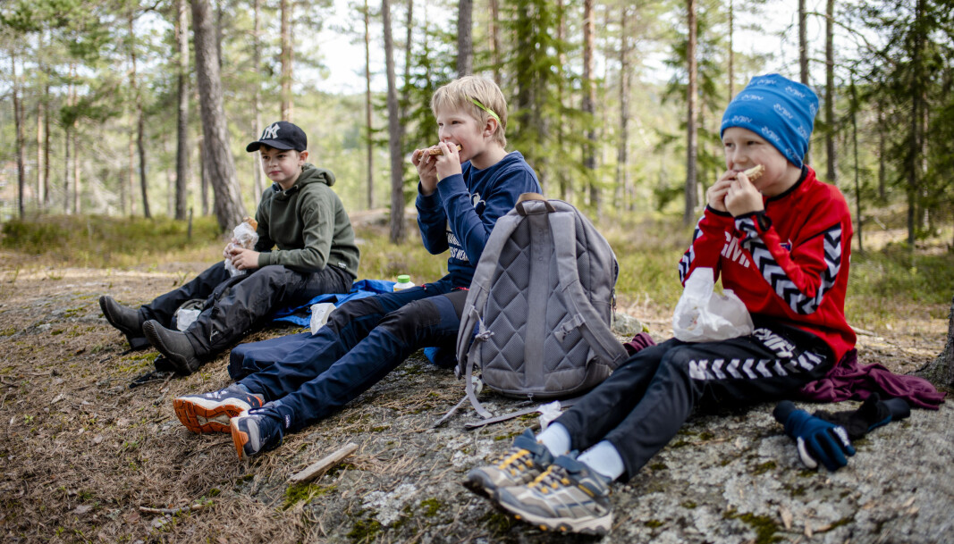 Tobias, Oliver og Georg er glade for å være tilbake på skolen, men savner enkelte som ikke er i deres gruppe.
– Jeg savner kjæresten min, sier Oliver (i midten). Tobias, Oliver og Georg er glade for å være tilbake på skolen, men savner enkelte som ikke er i deres gruppe.
– Jeg savner kjæresten min, sier Oliver (i midten).