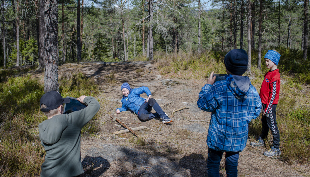 Gruppa poserer med "Cecilie Skog" når hun er ferdig. Gruppa poserer med "Cecilie Skog" når hun er ferdig.