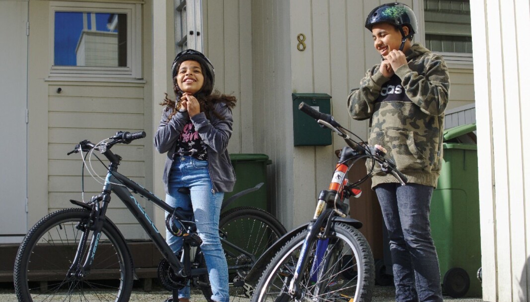 Sofia (10) og Colin (12) har lengre friminutt enn vanlig, men når de tilbringes på to hjul, går de likevel raskere. Sofia (10) og Colin (12) har lengre friminutt enn vanlig, men når de tilbringes på to hjul, går de likevel raskere.