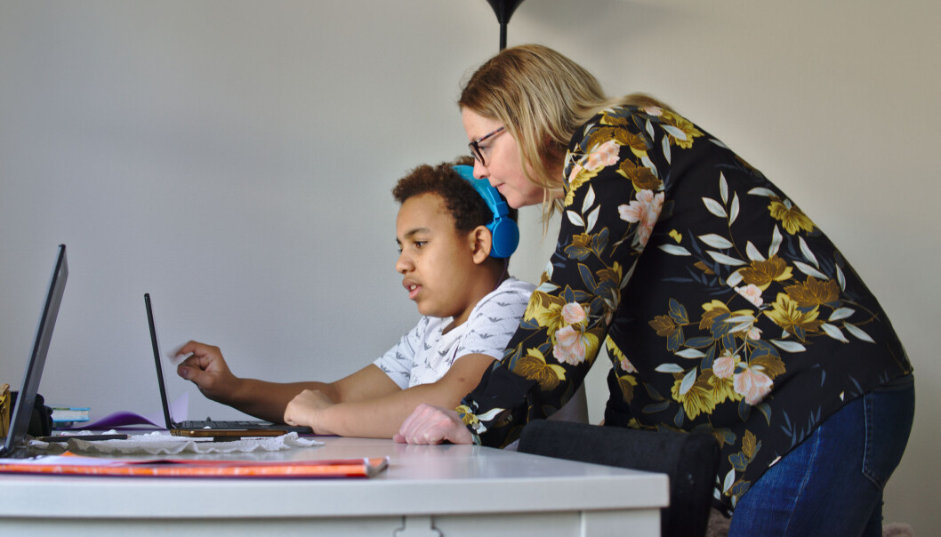 Colin og mamma Eivor Johannessen i full gang med skoledagen ved bordet hjemme. Colin og mamma Eivor Johannessen i full gang med skoledagen ved bordet hjemme.