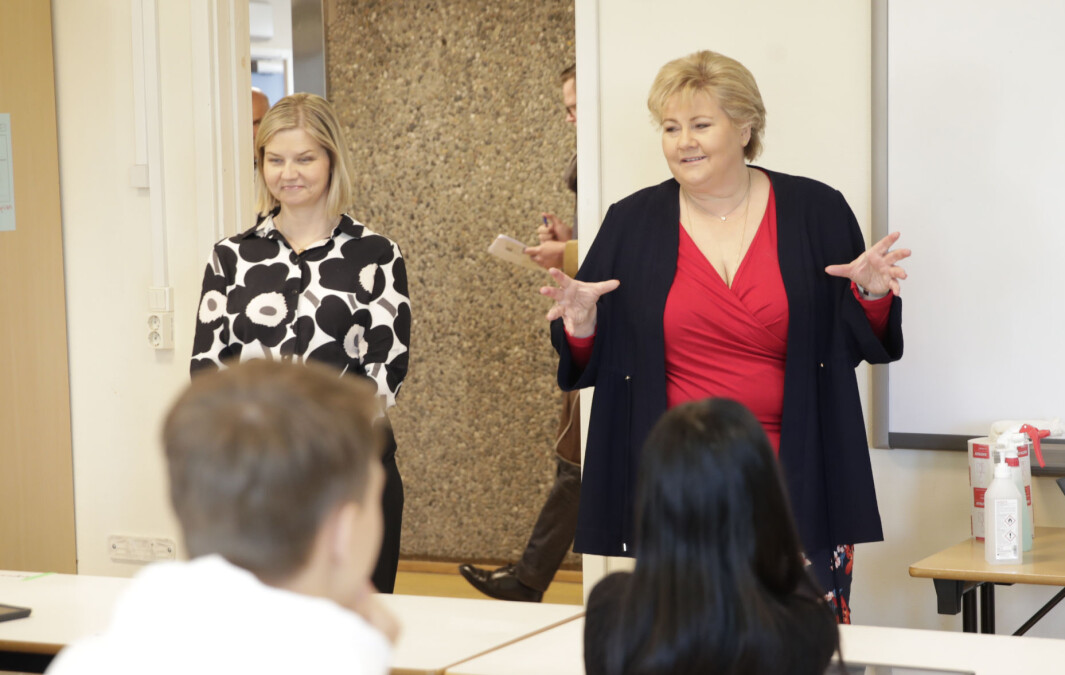 Statsminister Erna Solberg (H) og kunnskaps- og integreringsminister Guri Melby (V). Bildet ble tatt da de besøkete 10. trinn på Apalløkka skole på Ammerud i Oslo. Statsminister Erna Solberg (H) og kunnskaps- og integreringsminister Guri Melby (V). Bildet ble tatt da de besøkete 10. trinn på Apalløkka skole på Ammerud i Oslo.
