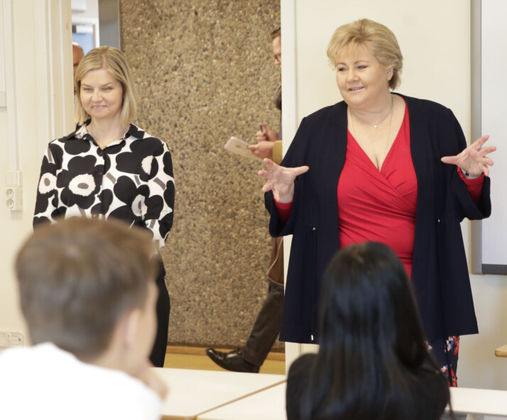 Statsminister Erna Solberg (H) og kunnskaps- og integreringsminister Guri Melby (V). Bildet ble tatt da de besøkete 10. trinn på Apalløkka skole på Ammerud i Oslo. Statsminister Erna Solberg (H) og kunnskaps- og integreringsminister Guri Melby (V). Bildet ble tatt da de besøkete 10. trinn på Apalløkka skole på Ammerud i Oslo.
