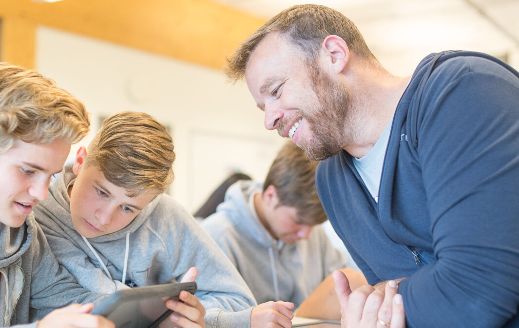 Lærer Simen Spurkland i samtale med elever. Bildet er tatt i forbindelse med en reportasje i 2017. Lærer Simen Spurkland i samtale med elever. Bildet er tatt i forbindelse med en reportasje i 2017.