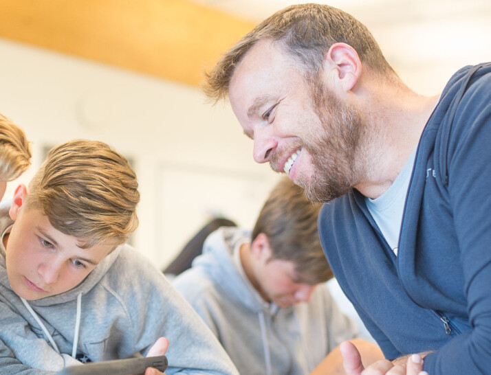 Lærer Simen Spurkland i samtale med elever. Bildet er tatt i forbindelse med en reportasje i 2017.