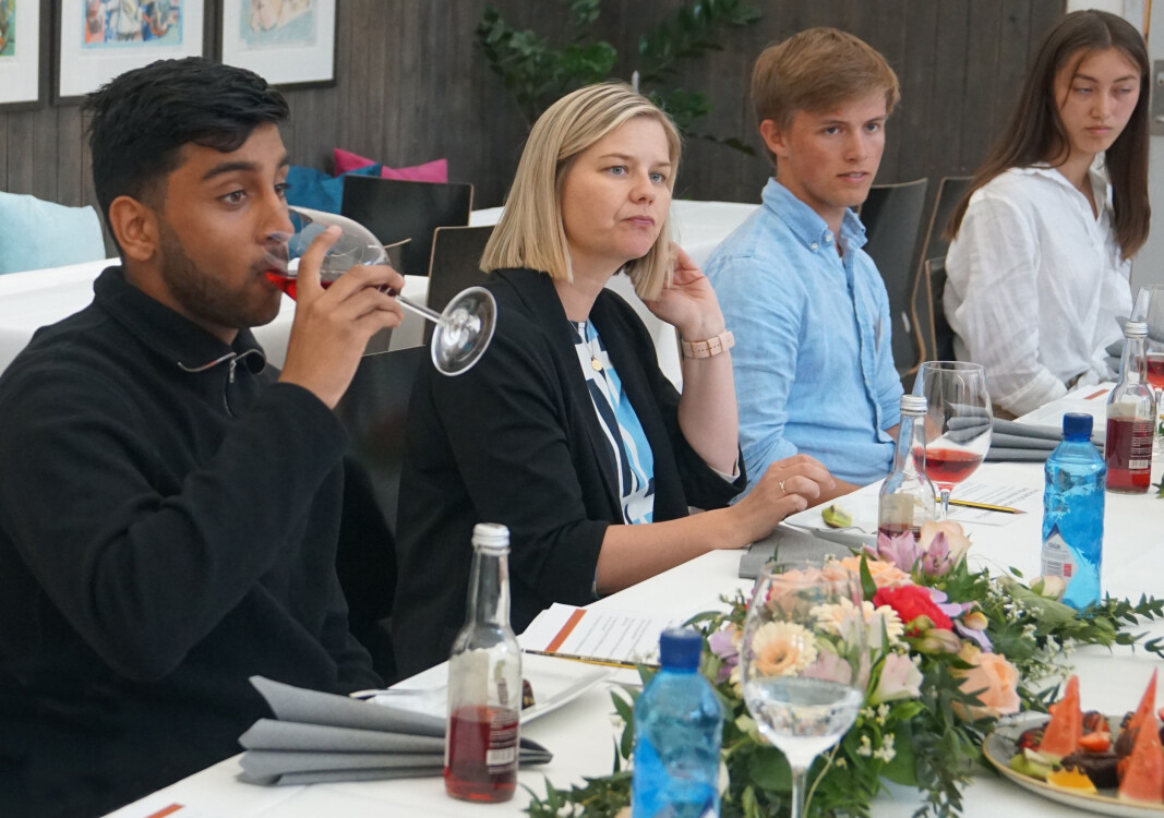 Elevrådsleder Rohan Rajesh Sharma, Guri Melby og elevene Teodor Paulsen Lund og Mina Galaas. Elevrådsleder Rohan Rajesh Sharma, Guri Melby og elevene Teodor Paulsen Lund og Mina Galaas.