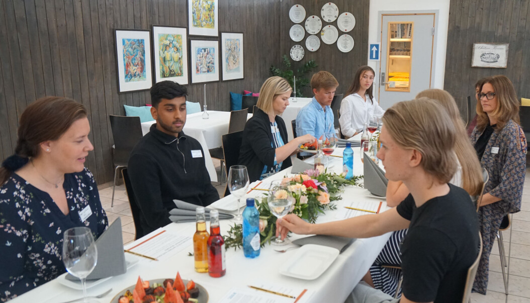 Marit Helene Aschehoug, t.h. elever og lærere fortalte Melby om skolehverdagen. Marit Helene Aschehoug, t.h. elever og lærere fortalte Melby om skolehverdagen.