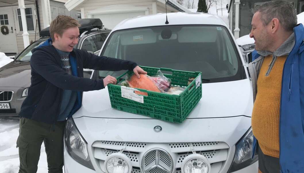 Faglærer Roger Grasdal måtte tenke kreativt da han skulle tilby opplæring i restaurant og matfag da koronaen hadde stengt ned Skole-Norge. Her gir han elev Oscar Gundersen råvarer til oppskriftene. Faglærer Roger Grasdal måtte tenke kreativt da han skulle tilby opplæring i restaurant og matfag da koronaen hadde stengt ned Skole-Norge. Her gir han elev Oscar Gundersen råvarer til oppskriftene.